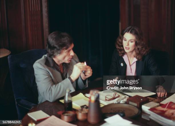 Hugh Hefner, éditeur américain de Playboy Enterprises, en compagnie de sa fille et nouvelle présidente de la société, Christie Hefner, le 1 mai 1982...