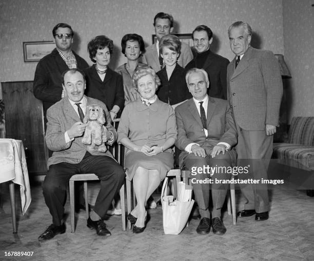 The so called TV-family Leitner. In the background from. L.: Alfred Boehm , Renee Michaelis , Senta Wengraf , Gertraud Jesserer , Rudolf Strobl ,...