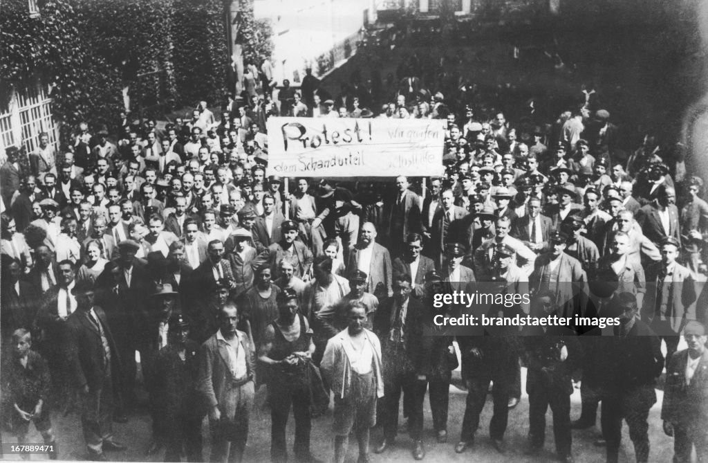 Protest March Against The Judgment Schattendorf. The Schattendorf Judgment Was In 1927 Triggered The So-Called July Revolt In Austria. It Is Named After The Little Village Schattendorf In Burgenland. On 30 January 1927 The Social Democratic Workers Party O