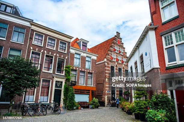 View of a square surrounded by traditional Dutch buildings. After a weekend that set a new heat record in the country, the Autumn weather has finally...