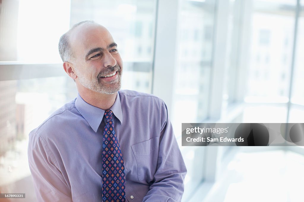 Sorridente Empresário sentado no escritório