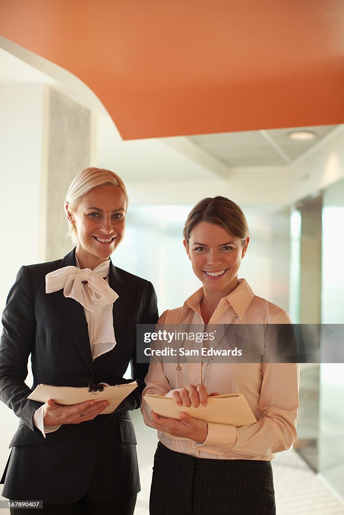 Geschäftsfrauen stehen zusammen in office