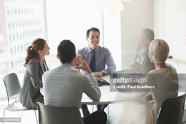 uomini d'affari a parlare in riunione - small group of people foto e immagini stock