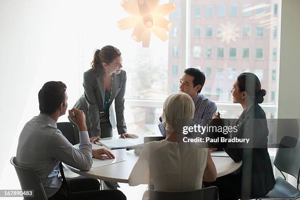 empresarios hablando en la sala de reuniones - árbitro fotografías e imágenes de stock