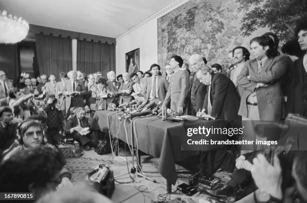 Libyan dictator Muammar al-Gaddafi at a press conference. Hotel Imperial. Vienna. 1982. Photograph by Nora Schuster. Der lybische Diktator Muammar...