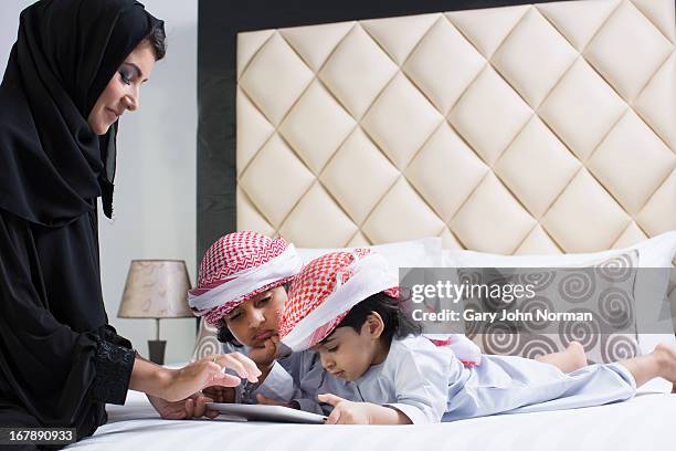 arab culture mother and sons - ghoutra stock pictures, royalty-free photos & images