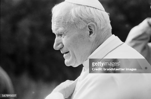 Pope John Paul II. During a visit of Mauthausen concentration camp. Austria. 1988. Photograph by Nora Schuster. Papst Johannes Paul II. Während eines...