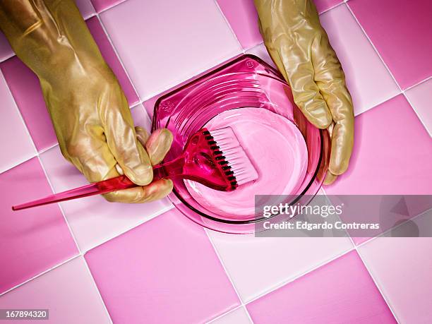 hand with gloves preparing hair tint - rosa handschuh stock-fotos und bilder