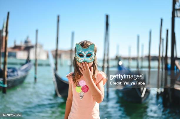 retrato de una linda niña en edad preescolar en venecia con máscara de carnaval. - máscara veneciana fotografías e imágenes de stock