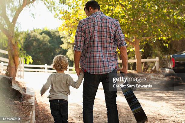 pai e filho caminhando na sujeira road - family walking sam edwards - fotografias e filmes do acervo