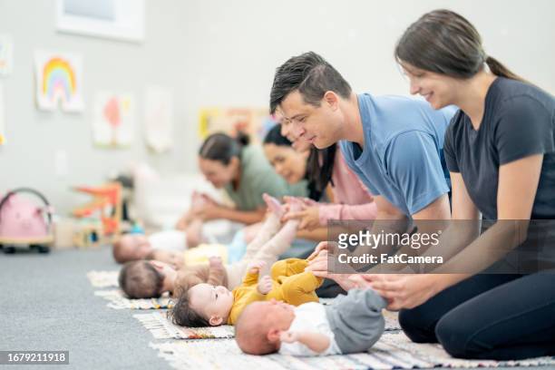 infant massage class - son massage mom imagens e fotografias de stock