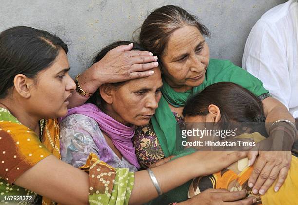 Dalbir Kaur, sister of Sarabjit Singh an Indian prisoner in Pakistan who died in Pakistan hospital after being attacked by fellow inmates console his...