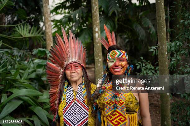 retrato de madre e hija indias en el bosque - selva tropical amazónica fotografías e imágenes de stock