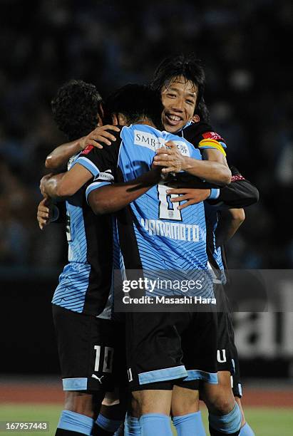 Kengo Nakamura and players of Kawasaki Frontale celebrate winning the J.League match between Kawasaki Frontale and Nagoya Grampus at Todoroki Stadium...