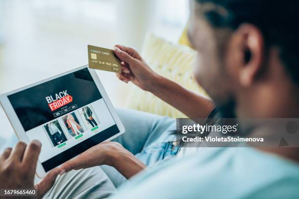 pareja comprando online el black friday. - black friday fotografías e imágenes de stock