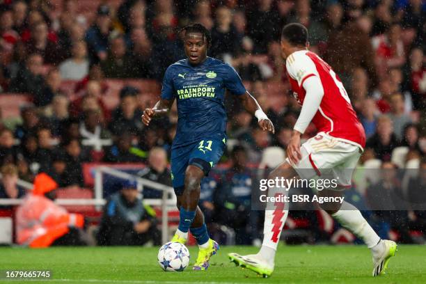 Johan Bakayoko of PSV is challenged by Gabriel of Arsenal during the UEFA Champions League Group B match between Arsenal and PSV at Emirates Stadion...