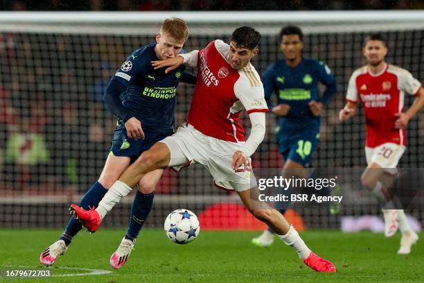 Kai Havertz of Arsenal battles for the ball with Jerdy Schouten of PSV during the UEFA Champions League Group B match between Arsenal and PSV at...