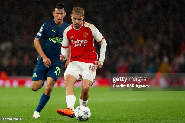 Emile Smith Rowe of Arsenal is challenged by Hirving Lozano of PSV during the UEFA Champions League Group B match between Arsenal and PSV at Emirates...