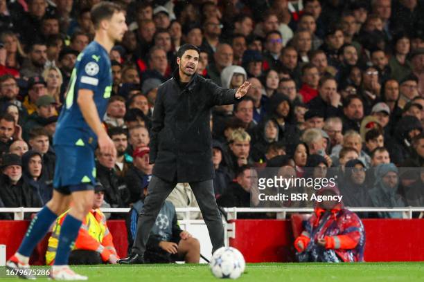 Headcoach Mikel Arteta of Arsenal coaches his players during the UEFA Champions League Group B match between Arsenal and PSV at Emirates Stadion on...