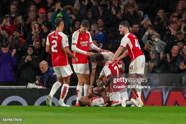 William Saliba of Arsenal, Leandro Trossard of Arsenal, Gabriel Jesus of Arsenal, Bukayo Saka of Arsenal, Martin Odegaard of Arsenal, Declan Rice of...