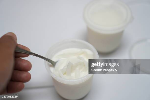 milk curd in plastic cup - wegwerfbecher stock-fotos und bilder
