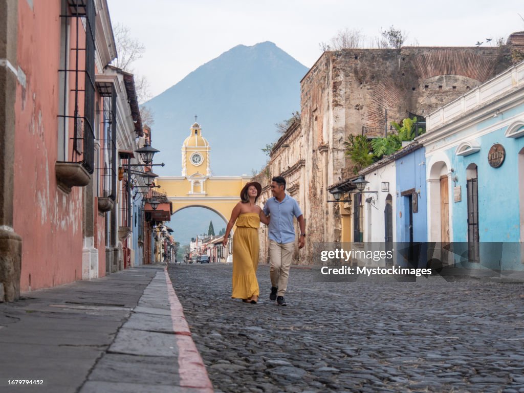 Pareja caminando en Antigua, Guatemala
