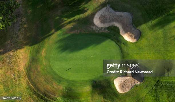 putting green - golf sand trap stock pictures, royalty-free photos & images