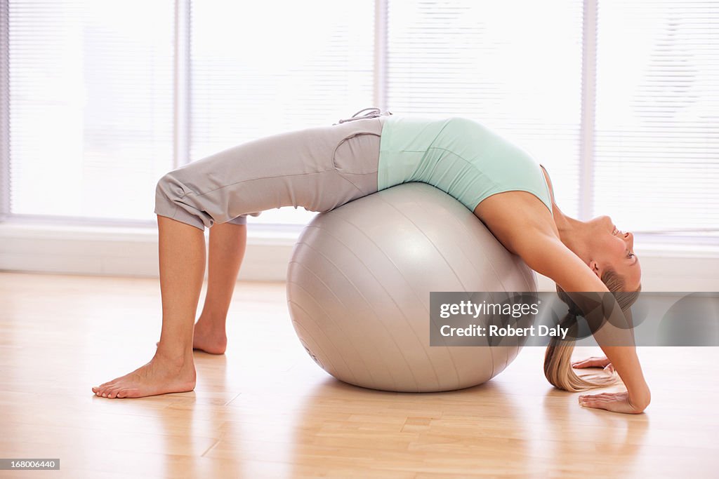 Frau macht sit-ups mit fitness-ball