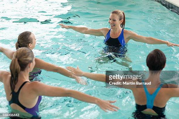 women taking water aerobics class - aqua aerobics stockfoto's en -beelden