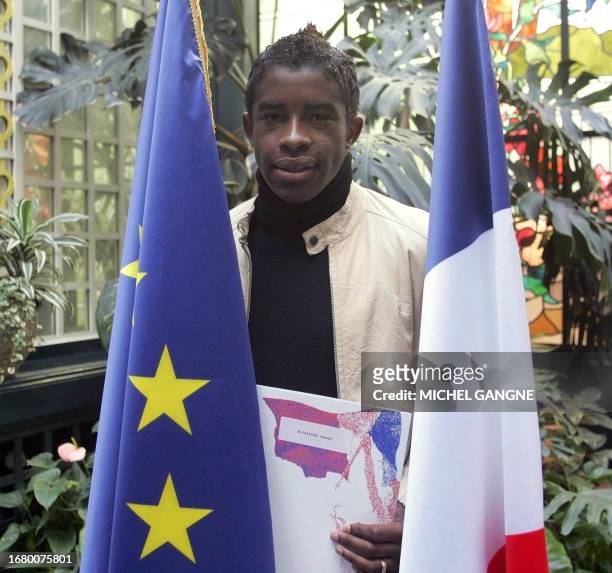 L'international français de football et milieu de terrain des Girondins de Bordeaux Rio Mavuba pose, le 04 février 2005 après que le joueur d'origine...