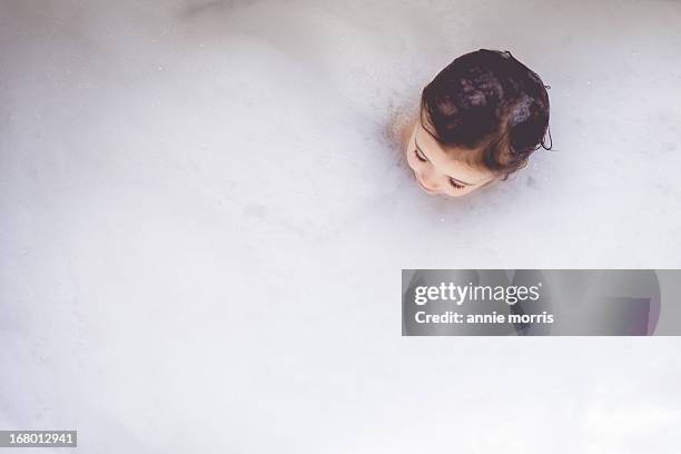 girl in bubble bath - schaumbad stock-fotos und bilder