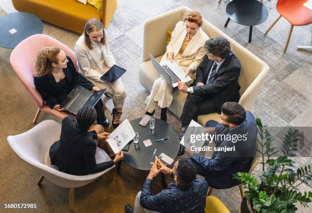 business people having a meeting in a cafeteria - executive producer stockfoto's en -beelden