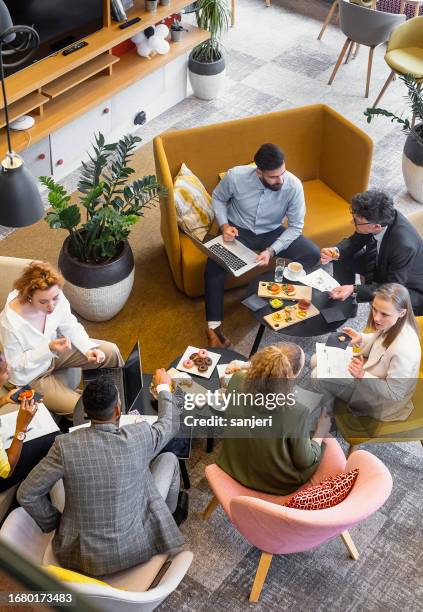 business people having a brunch meeting - bedrijfscultuur stockfoto's en -beelden