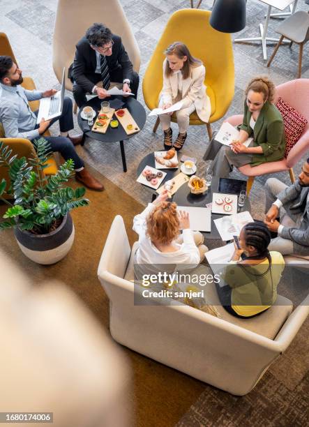 gente de negocios teniendo una reunión de brunch - comida de negocios fotografías e imágenes de stock