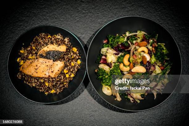 grilled salmon and quinoa - quinoa stockfoto's en -beelden