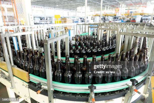 glass bottle automatic production workshop - bierflaschen fließband stock-fotos und bilder