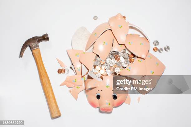 breaking the bank - spaarpot financieel item stockfoto's en -beelden