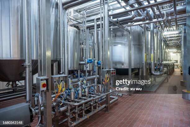 pipes in the basement of a brewery - fábrica de cerveza artesanal fotografías e imágenes de stock