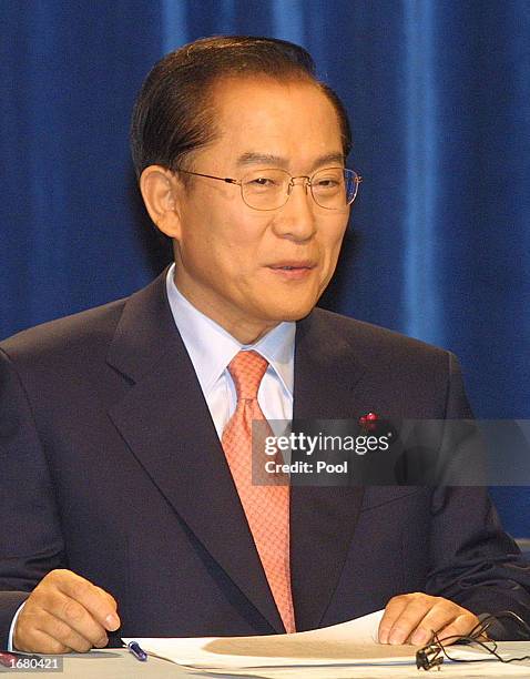 Lee Hoi-Chang, presidential candidate of the main opposition Grand National Party, speaks before a second televised debate December 10, 2002 in...