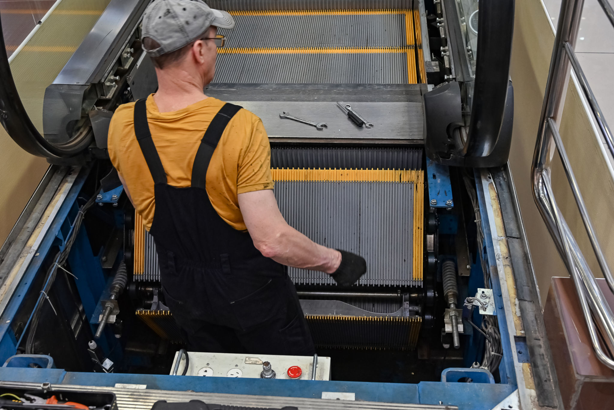 escalator maintenance