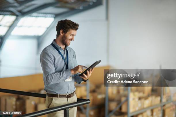 man, tablet y gestor de almacén con inventario de cajas para entrega, exportación o email para pedidos en ecommerce. sonrisa, logística y empleado con aplicación digital para la lista de verificación de stock en línea en almacenamiento. - proveedores fotografías e imágenes de stock