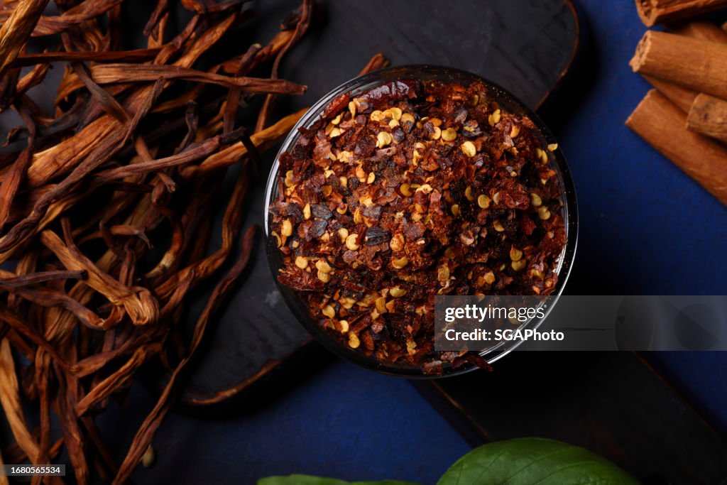 Getrocknete Chilischoten mit Seetang und Basilikum