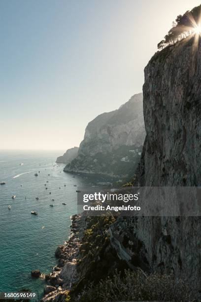 sonnenuntergang auf der insel capri, italien - mezzogiorno stock-fotos und bilder