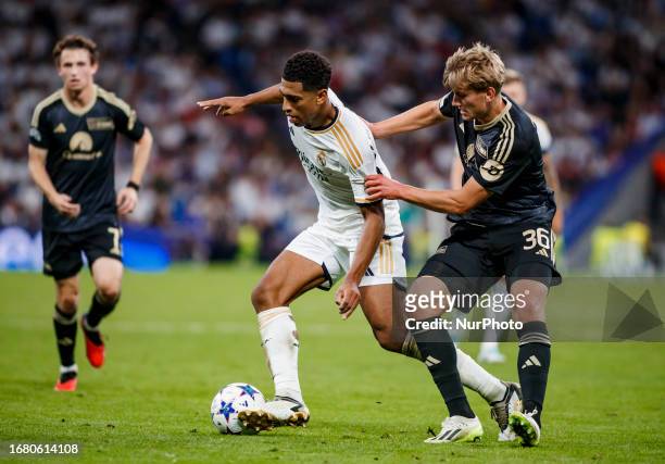 Jude Bellingham of Real Madrid in action with Yannic Stein of FC Union Berlin during the UEFA Champions League match between Real Madrid and FC Union...