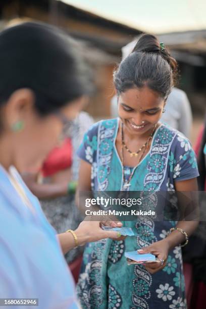 doctor giving out medicines to a woman during  a rural health care camp - indian doctors stock-fotos und bilder