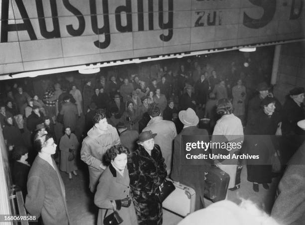 Reisende drängen sich in einem der zahlreichen Berliner Bahnhöfe, um ihren Zug zu erreichen, Berlin, Deutschland um 1959.