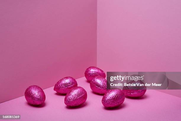 pink easter eggs on pink background. - chocolate easter egg stock pictures, royalty-free photos & images