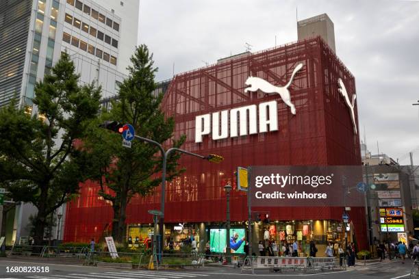 puma store in osaka, japan - puma modelabel stockfoto's en -beelden