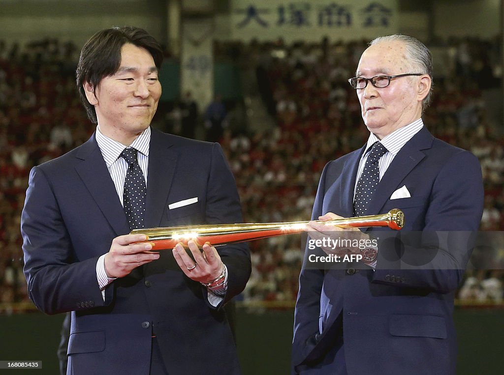 BASEBALL-JPN-JAPAN-POLITICS-AWARD