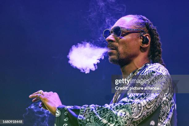 September 2023, North Rhine-Westphalia, Cologne: Rapper Snoop Dogg is on stage during a concert at Lanxess Arena. Photo: Henning Kaiser/dpa